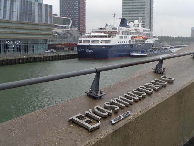 Cruiseschip ms Minerva van Swan Hellenic aan de Cruise Terminal Rotterdam naast de Erasmusbrug